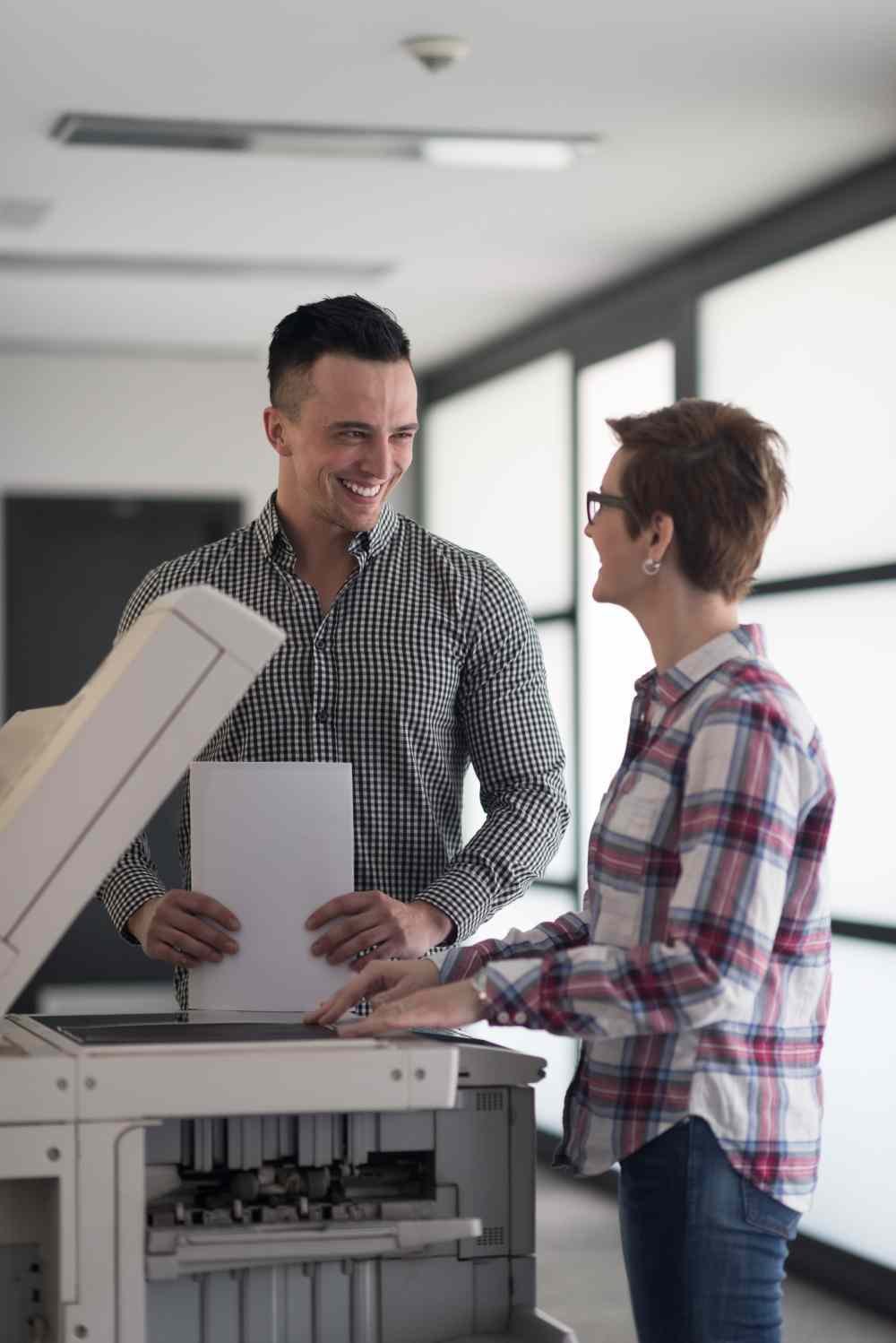 Empleados utilizando una copiadora profesional en una gestoria B2B