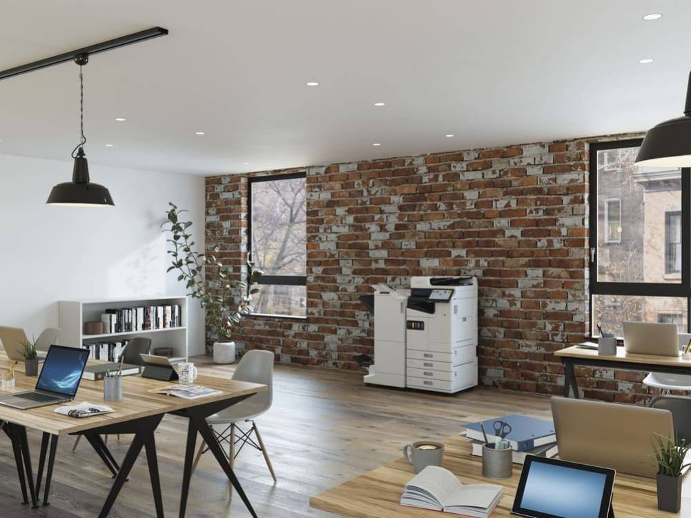 Impresora sostenible en una oficina moderna con equipos de trabajo
