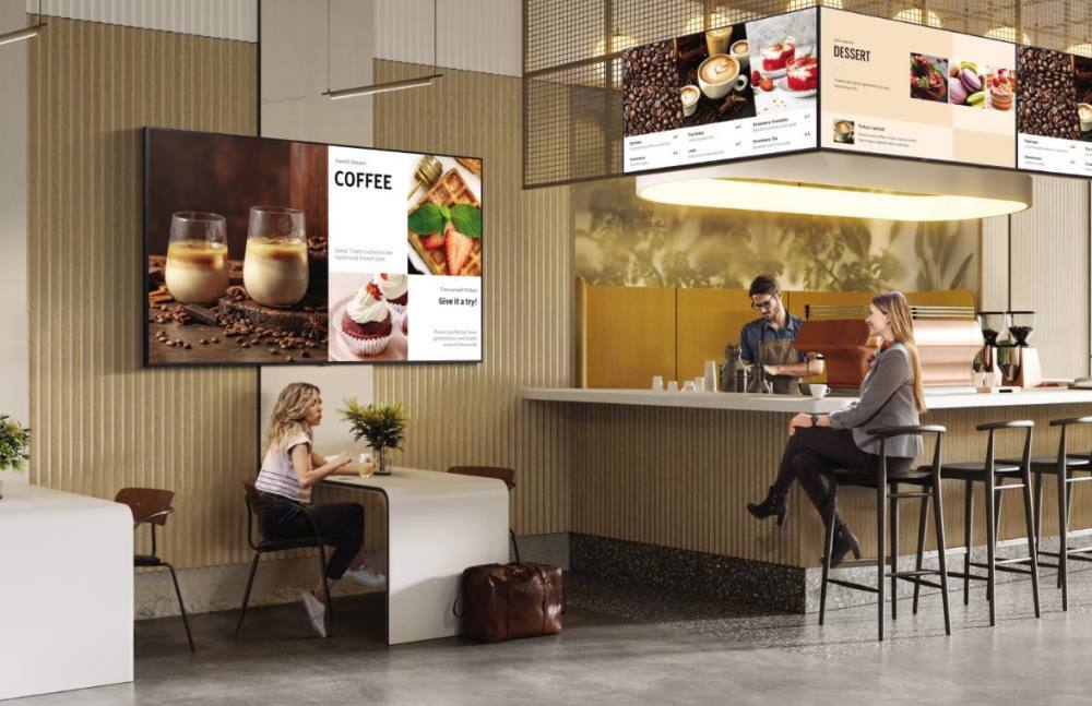 Pantallas de cartelería digital en una cafetería mostrando menús