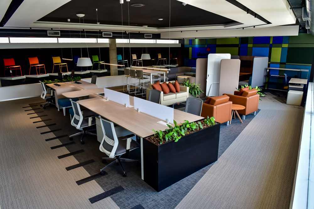 Oficina moderna con espacios colaborativos y mobiliario modular para trabajo flexible